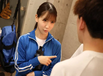 một cô gái xinh đang sinh hoạt câu lạc bộ bóng đá quan hệ không an toàn với cô gái xinh