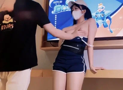 Nhân viên bán TV xinh đẹp với người khách may mắn