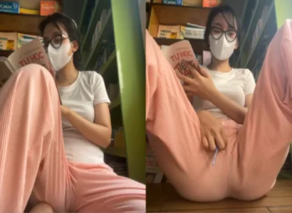 Con nhỏ vừa đọc sách vừa nhét sextoy vào lồn rên khe khẽ