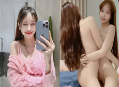 Cặp bạn thân gồm Lâm Thái Vy móc bím trên không gian phát trực tiếp