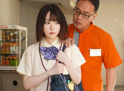 Quản lý trẻ phát hiện em gái lấy trộm đồ trong cửa hàng