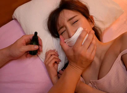 Hắn cho cô em họ xinh đẹp uống thuốc mê rồi quan hệ